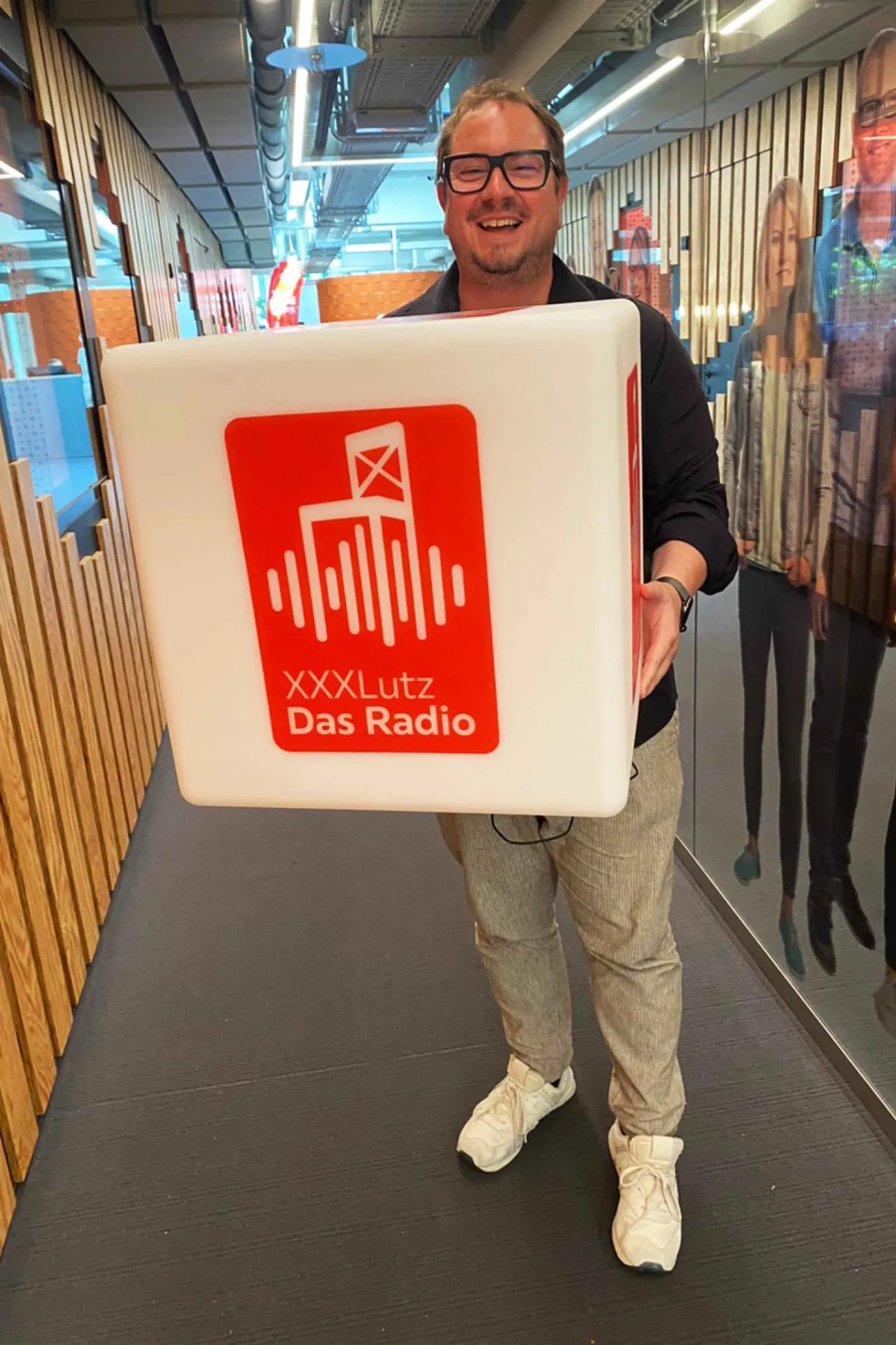 Armin Rogl mit dem Leuchtwürfel von XXXLutz Das Radio