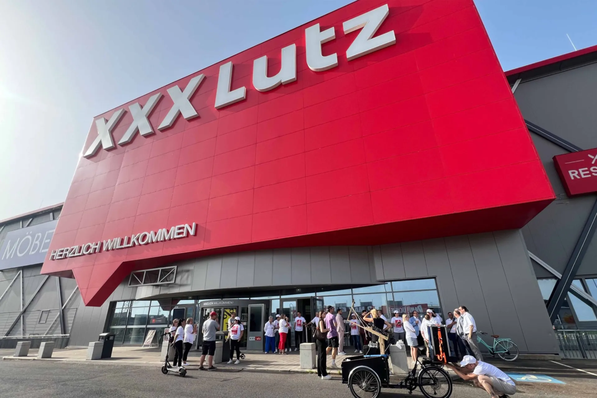 Produktion vor einer XXXLutz Filiale